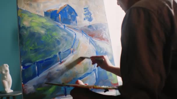 Genç Usta tuval üzerinde resim yapıyor. — Stok video