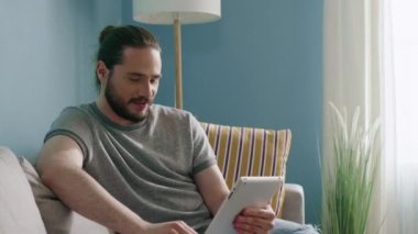 Adamın Çevrimiçi Konuşması Var