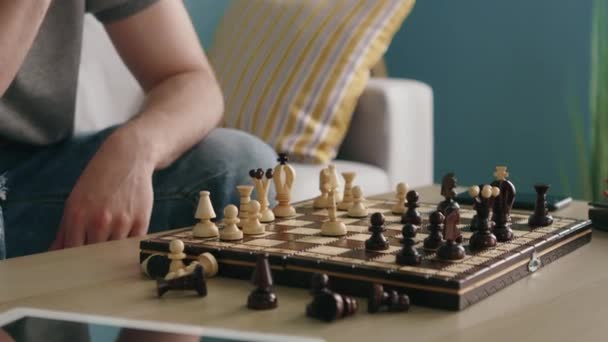 Mann spielt ziellos Schach — Stockvideo