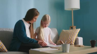 Anne ve Kızı Evlerinde Birlikte Zaman Geçiriyorlar