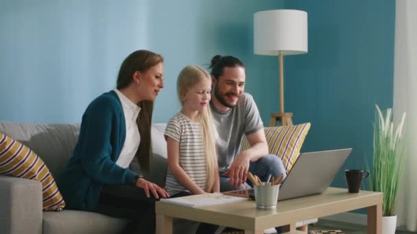 Glad familj njuter av online-kommunikation — Stockvideo