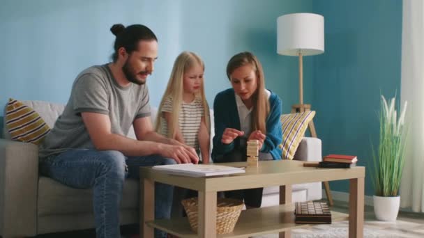 Vriendelijke familie speelt bordspel — Stockvideo