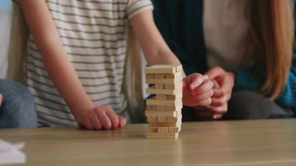 Familie speelt Jenga — Stockvideo