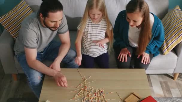 Familia alegre juega juego de mesa — Vídeos de Stock