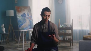 Genç Sanatçı Cep Telefonu Kullanıyor