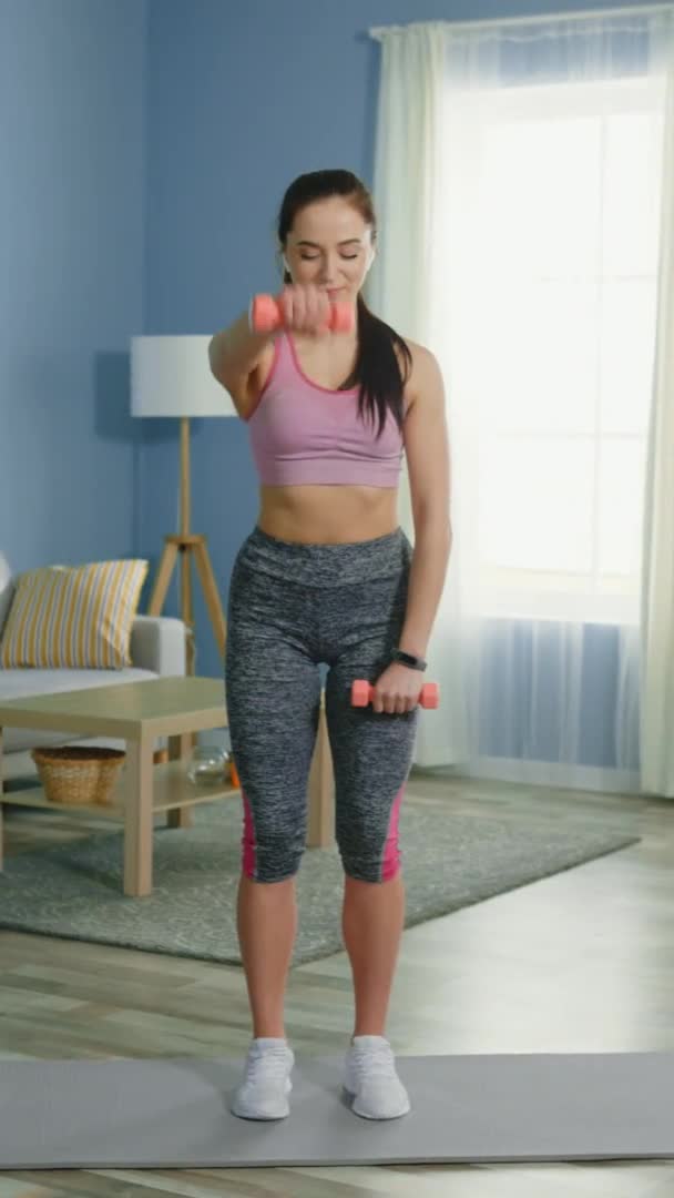 Молодая женщина практикует фитнес в Интернете — стоковое видео