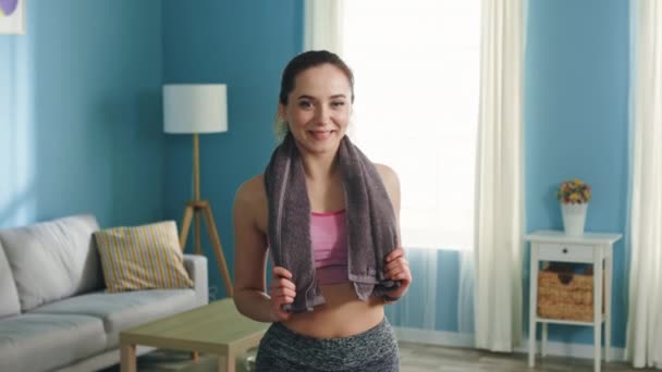 Retrato de mujer deportiva joven — Vídeos de Stock