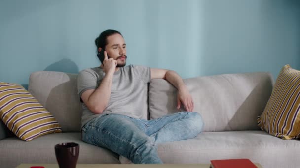 El hombre tiene una conversación telefónica seria — Vídeo de stock