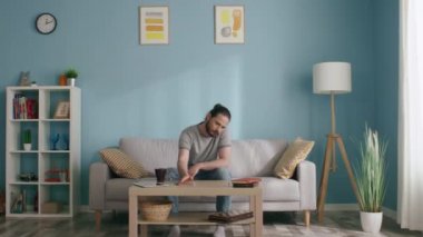 Kendini İzole Eden Adam Zarı Attı