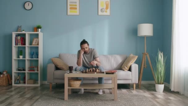 L'homme souffre de sautes d'humeur dans l'isolement — Video