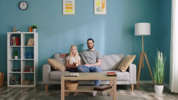 Retrato de padre e hija en casa — Vídeos de Stock