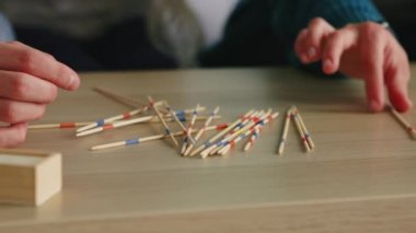 İnsanlar tarafından oynanan Çubuk Tahta Oyununu Al