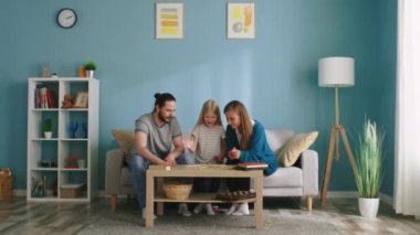 Genç Aile Sopaları Topluyor