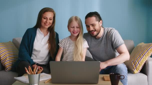 Jonge familie maakt videogesprek — Stockvideo