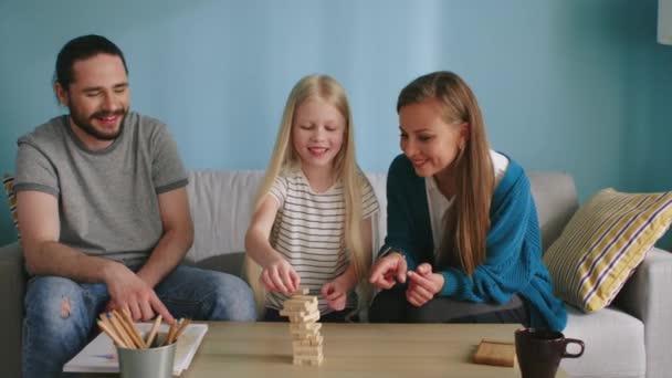 Familie spielt Brettspiel am Wochenende — Stockvideo