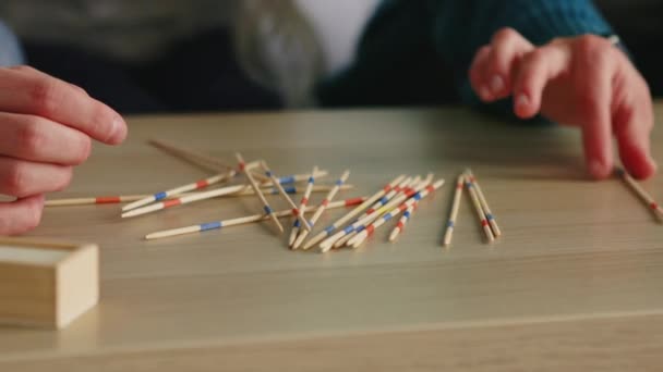 Pick Up Sticks bordspel gespeeld door mensen — Stockvideo