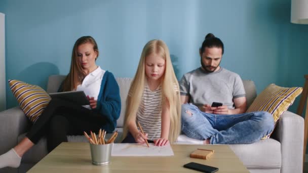 Jonge familie vrije tijd thuis — Stockvideo