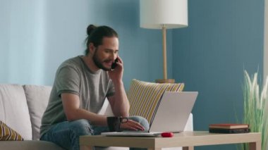 Meşgul Freelancer çalışma saatinin tadını çıkarıyor