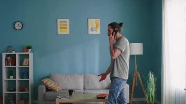 У молодого человека деловая беседа по телефону — стоковое видео