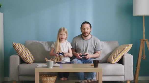 Baba ve kızı video oyunu oynuyorlar. — Stok video