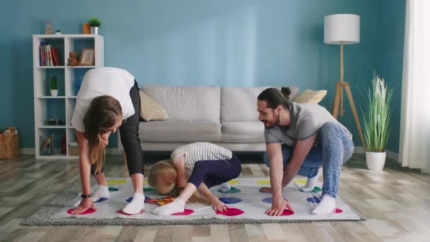 Vater, Mutter und Tochter spielen zusammen Twister — Stockvideo