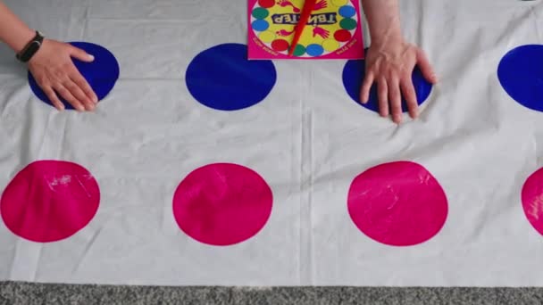 Mani maschili e femminili su Twister — Video Stock