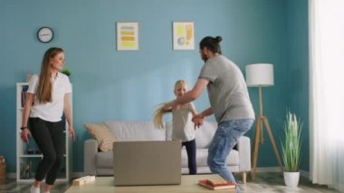 Mutlu Aile Hafta Sonu Evde Eğleniyor