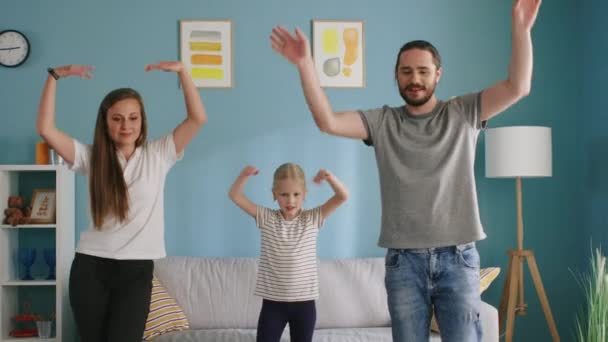 Rodzice i małe dziewczynki tańczą zabawny taniec — Wideo stockowe