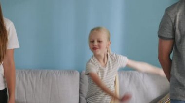Küçük kız evde eğleniyor.