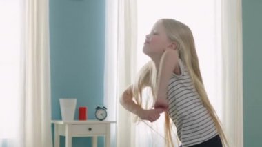 Küçük Sarışın Kız Evde Eğleniyor