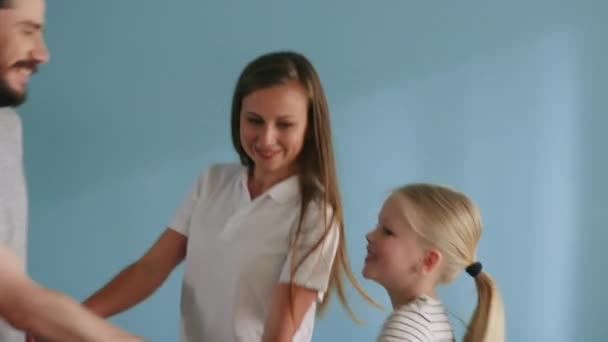 Ouders spelen met hun dochter. — Stockvideo