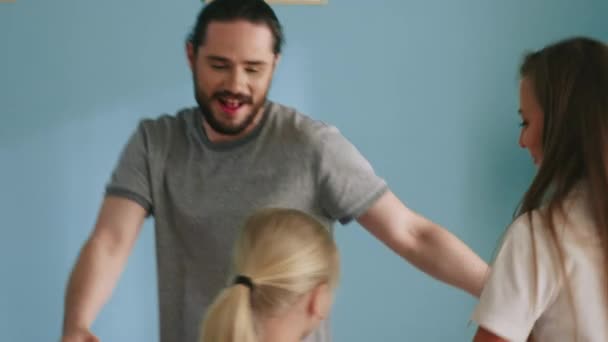 Батько танцює зі своєю сім'єю вдома — стокове відео