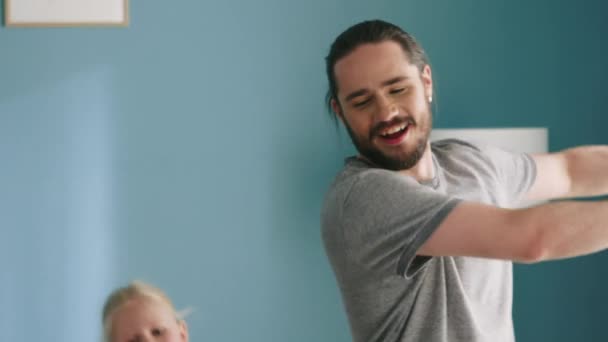 L'homme joyeux danse avec sa fille — Video