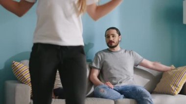 Küçük kız ve babası pandomim yapıyor.