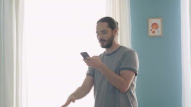 Genç adam interaktif oyun oynuyor Gadget kullanarak