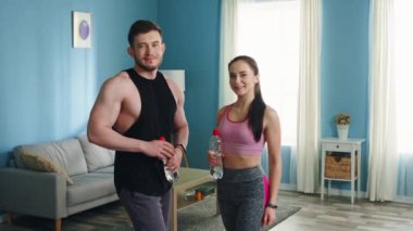 Başarılı Genç Atletik Çiftin Portresi