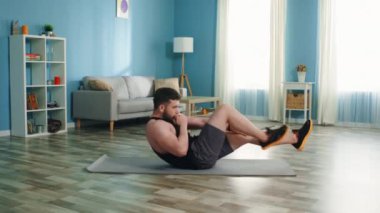 Genç adam evde çok çalışıyor.