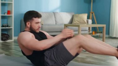 Güçlü kaslı adam çalışıyor.