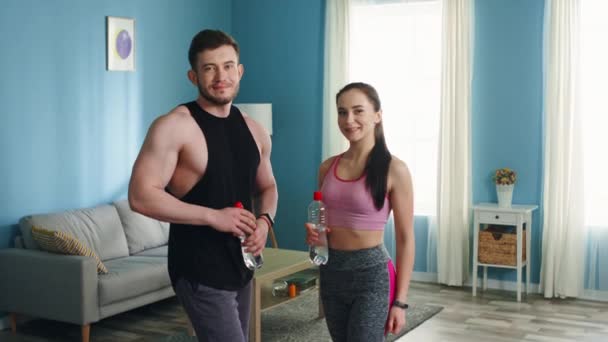 Portrait de jeune couple sportif réussi — Video