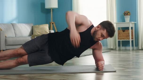 Strong Man in Side Plank κάνει ασκήσεις — Αρχείο Βίντεο