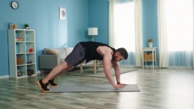 Genç Güçlü Adam evde eğitim görüyor.