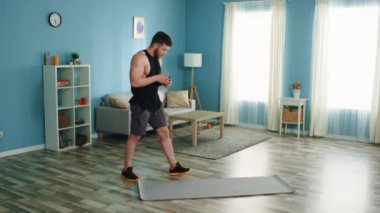 Adam akıllı telefonu kullanarak evde eğitim görüyor.