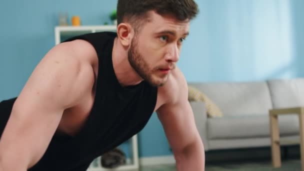 L'homme fort et musclé fait de l'exercice — Video