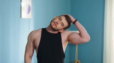 Atletik Adam Boynunu Geriyor