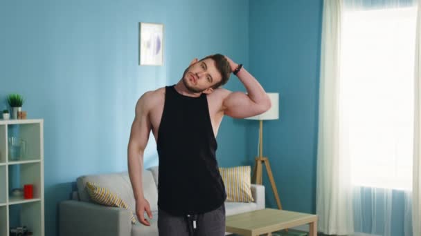 Atletische Man doet Morning Exercise — Stockvideo