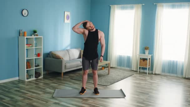 Athletic Man is Warming Up at Home — Stok Video