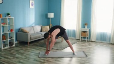 Genç adam eğitime hazırlanıyor.