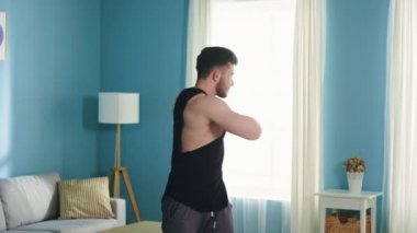 Başarılı Sporcu Vücut Döndürme Egzersizi Yapıyor