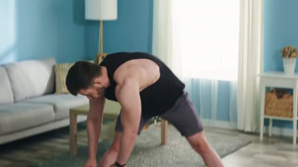 Starker Mann bereitet sich auf Training vor — Stockvideo