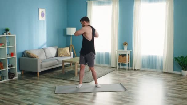 Atleta confiante está fazendo exercício de rotação corporal — Vídeo de Stock